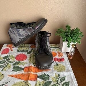 Andia Fora metallic camo sneakers size 37